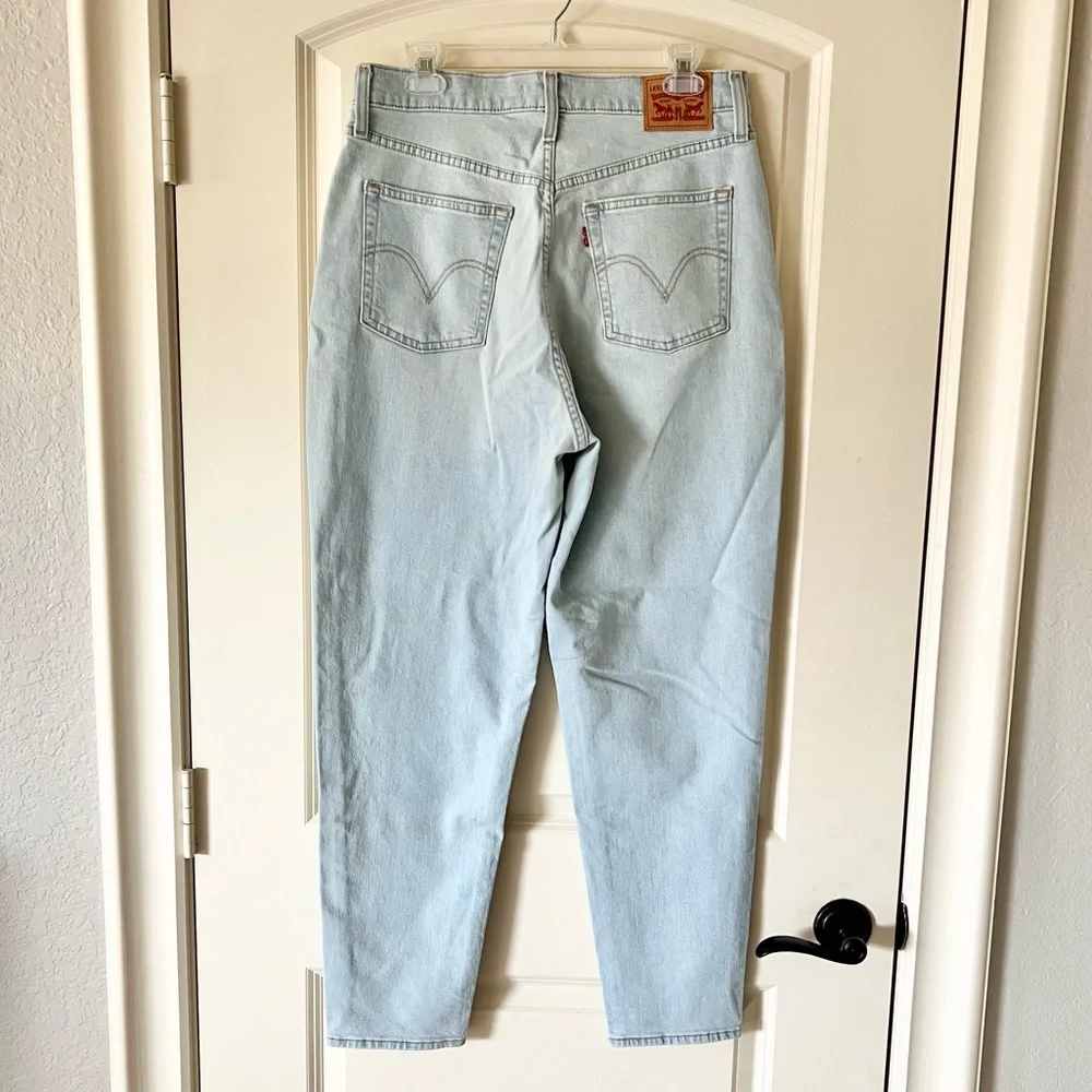 Levi’s High Waisted Mom Jeans Light Wash Tapered Leg 26986 Size 31